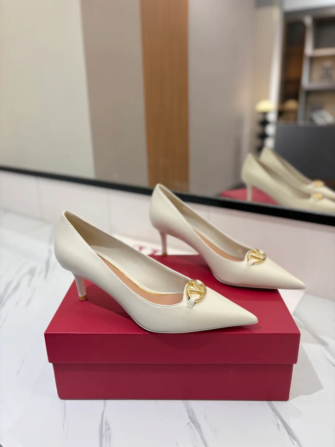 💕💕Factory direct selling price p520💕💕 VALENTINO’s hottest new high-heeled shoes, latest logo buckle, perfect combination with sexy pointed toe❤️‍🔥❤️‍🔥❤️‍🔥❤️‍🔥It is simply the pinnacle of summer fashion💖💖💖💖original replica Upper: patent leather, subleather Outsole: Italian leather outsole Heel height: 6.5cm Size: 35-39 (40 41 42 customized, non-refundable and non-exchangeable)